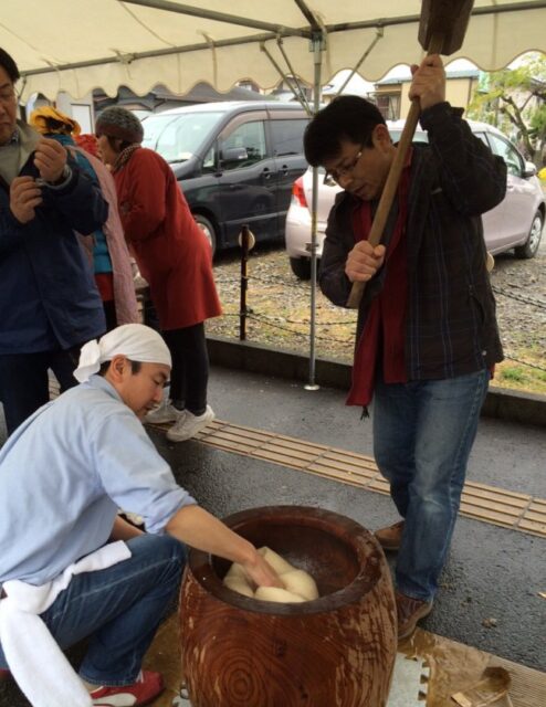 餅つき大会で相の手をつとめる私